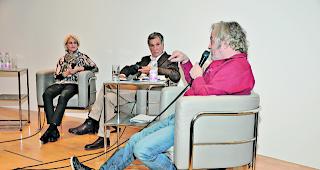 Wenig Konsens. Charles-Louis Joris (rechts) und Medium Caroline Planche sehen die Welt in einem v&ouml;llig anderen Licht. Moderator Luzius Theler (Mitte) findet keinen gemeinsamen Nenner.  