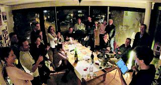 Gem&uuml;tliches Ambiente. Zauberer Lionel und sein Publikum. 