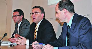 Bereinigen. Staatsrat Roberto Schmidt (Mitte) will den Berg an Subventionsdossiers abbauen, was St&eacute;phane Coppey (links), Pr&auml;sident der Walliser Gemeinden, begr&uuml;sst und Pierre-Andr&eacute; Charbonnet, Chef der Finanzverwaltung, unterst&uuml;tzt.  