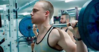 Durch intensives Muskeltraining und Steroide wird David allm&auml;hlich zu Goliath.