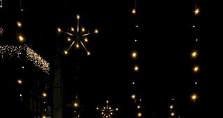 Sitmmungsvolles Bild: Die Lichterketten samt Sternen &uuml;ber der Kantonsstrasse.