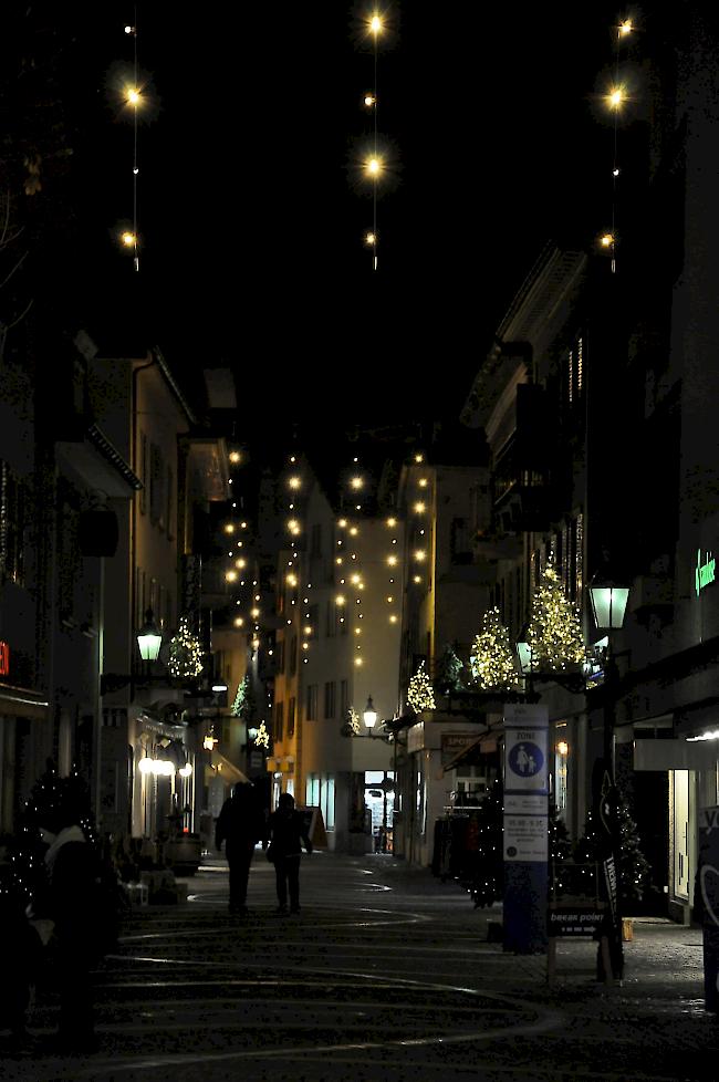 Blick in die obere Bahnhofstrasse: Auch ohne Sterne lässt sich Weihnachtsstimmung ins Dorfbild zaubern.