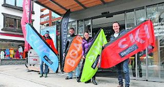 Erkennungsmerkmale. Benedikt Perren, Ralph Schmidhalter, Nathalie Steindl und S&auml;mi Aufdenblatten (von links) pr&auml;sentieren das neue Erscheinungsbild von &laquo;Zermatters&raquo;. 