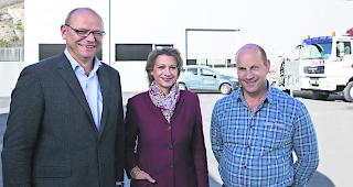 Vorw&auml;rtsstrategie. Stefan Salzmann, Inhaber und CEO der IED-Gruppe, mit seinen F&uuml;hrungskr&auml;ften Andrea Heubel und Martin Zuber vor der neuen Werkhalle in Visp-Eyholz.  