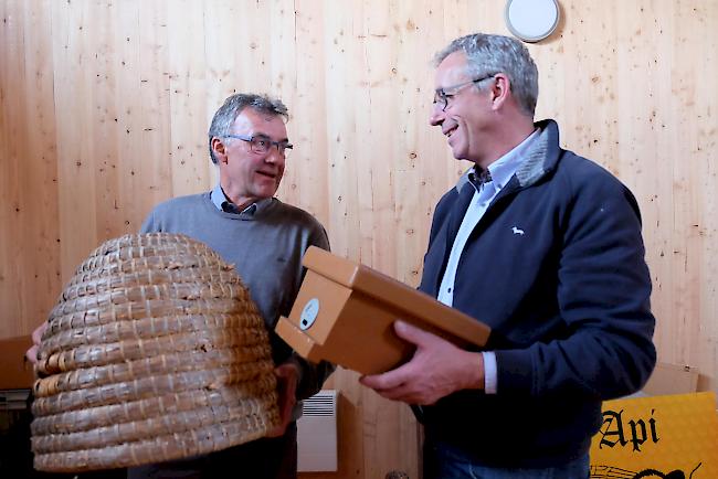 Franz Josef Salzmann, kantonaler Bieneninspektor und Christian Loretan, Honigobmann, erzählten Wissenswertes von den Bienen.