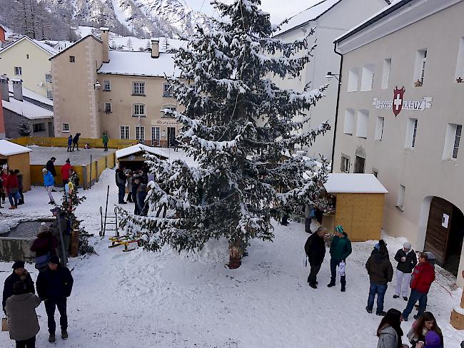 Der Dorfplatz mit dem Christbaum wurde am Samstag zum Marktplatz.