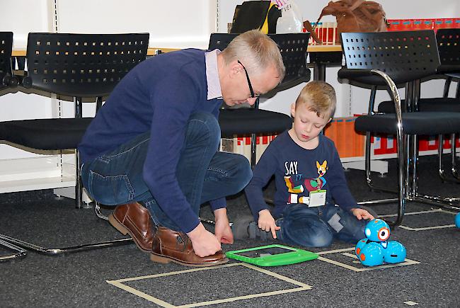 Vater und Sohn tüfteln an einem Parcour für Roboter «Dash».