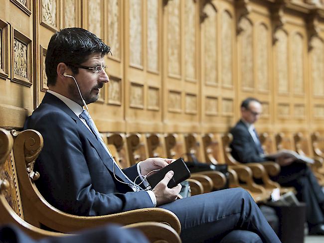 Yannick Buttet zieht sich nach den gegen ihn erhobenen Stalking-Vorwürfen vom Amt des Vizepräsidenten der CVP zurück und ist auf weiteres krankgeschrieben. (Archivbild)