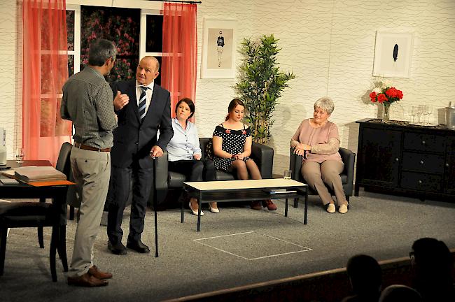 Der Theaterverein Obergoms mit dem Stück «Wer will schon Doktor werden»