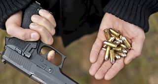 Eine Ordonnanzpistole der Schweizer Armee. CVP-Nationalrat Yannick Buttet muss seine Waffe abgeben. (Symbolbild/gestellte Aufnahme)