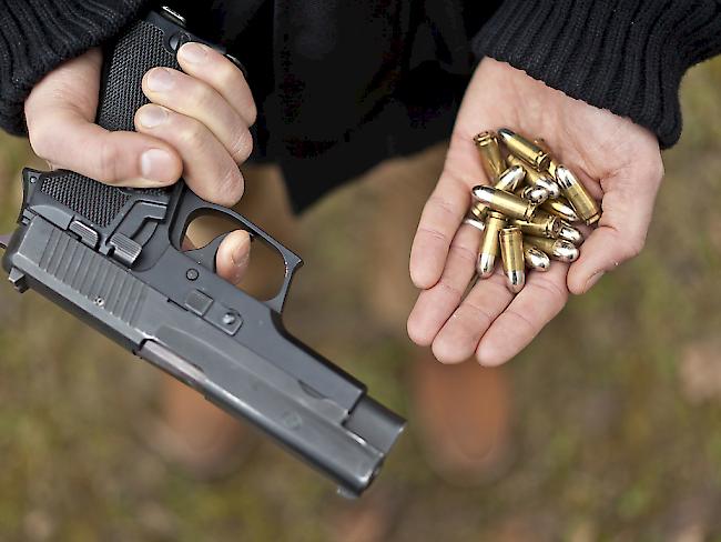 Eine Ordonnanzpistole der Schweizer Armee. CVP-Nationalrat Yannick Buttet muss seine Waffe abgeben. (Symbolbild/gestellte Aufnahme)