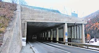 Schutzausbau. Die Kantonsstrasse und das MGBahn-Trassee zwischen Blitzingen und Selkingen sollen in Zukunft auch bei Grossereignissen sicher sein.  