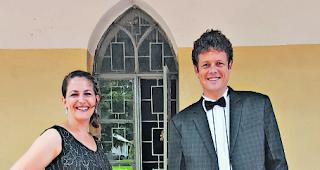 Schick. Efi, Milo, Ella und Sebastian anl&auml;sslich einer afrikanischen Hochzeit, bei der die Eltern als Trauzeugen aufgetreten sind. 