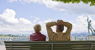 Junge Schweizerinnen und Schweizer machen sich am meisten Sorgen um ihre Altersvorsorge. (Archivbild)