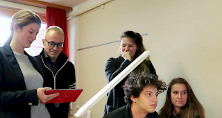 Sch&uuml;ler der OMS Brig entdecken FFHS-Forschung.