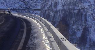 W&auml;hrend der Bausaison 2017 wurden an der Simplonpassstrasse zahlreiche punktuelle Sicherheitsmassnahmen umgesetzt: erneuerte Leitplanken an der A9.   