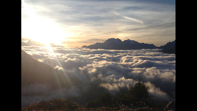 Sonnenaufgang über dem Nebelmeer zwischen dem Lötschental und Jeizinen.