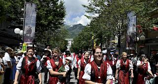 Jodlerinnen und Jodler der Tr&auml;gervereine &laquo;Ahori&raquo; und &laquo;Zer Tafernu&raquo; beim grossen Umzug am Jodlerfest.