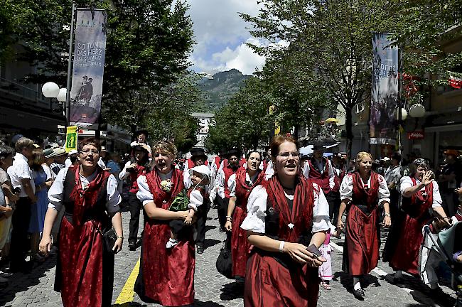 Jodlerinnen und Jodler der Trägervereine «Ahori» und «Zer Tafernu» beim grossen Umzug am Jodlerfest.