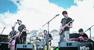 Am Hopschelsee. Im Sommer gaben &laquo;Them Fleurs&raquo; ein Konzert auf dem Simplonpass. 