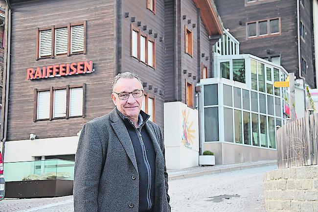 Gemeindepräsident Paul Biffiger vor dem künftigen Gemeindehaus.