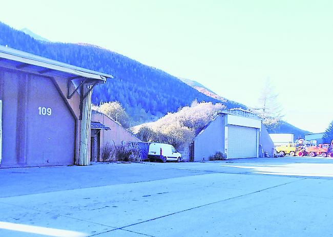 Die Gemeinde Obergoms will vier ihrer Hangars auf dem Flugplatzareal Ulrichen verkaufen.