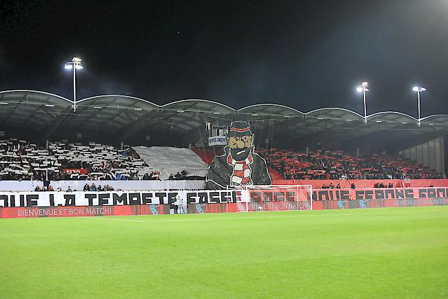 Die «Gradin Nord» im Tourbillon. Je höher sich der FC Sitten in der Tabelle klassiert, desto besser ist die Stehrampe besetzt.