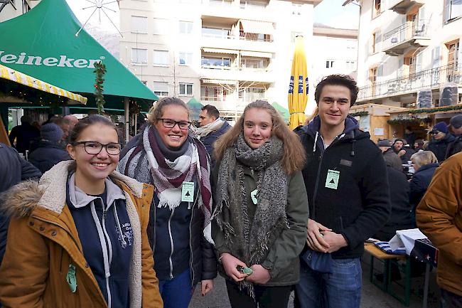 Mirjam Walter (16) , Chiara (16) und Svenja Gruber (16) und Valentin Andenmatten (19); alle aus Grächen.