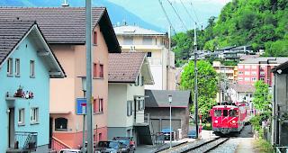 In Fahrt. Der letzte fahrplanm&auml;ssige Zug der MGBahn ratterte am 7. Dezember 2007 durch Naters. Abends um 20.02 Uhr. 