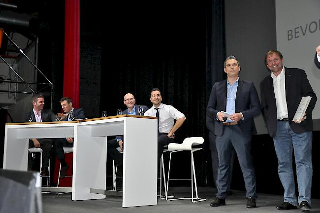 Siegerfoto mit Vincent Bonvin (rechts), neben ihm Moderator Frédéric Filippin. Im Hintergrund die Finalisten (von links): Fabrice Hänni (Louis Morand & Cie), Daniel Berchtold (HOOC AG), Stefan Welschen (Hôtel Ambassador – Restaurant des Cheminots), und Alexandre Moulin (Ecole Ardévaz).