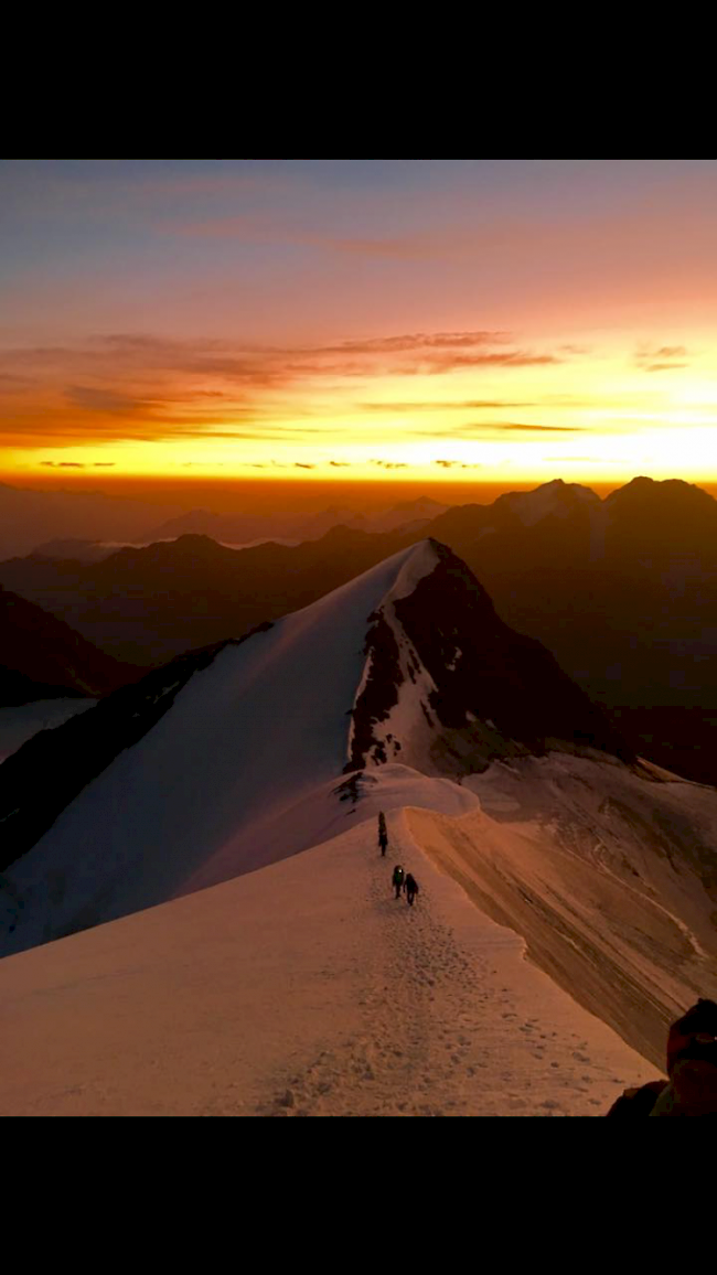 August 2017: Sonnenaufgang um 6:20 Uhr im Mischabelgebiet mit Blick Richtung Ulrichshorn 3924m.