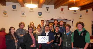 Anl&auml;sslich der Urversammlung in Ernen wurde das Label &laquo;Jugendfreundliches Bergdorf&raquo; &uuml;bergeben. 