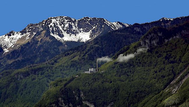 Seltener Schnappschuss am 13. Mai 2017 von Montreux aus: das schon seit vielen Jahren stillgelegte Schwerölkraftwerk «Chavallon» im Unterwallis. Trotzdem – betrachtet man den Kamin – gewinnt der Betrachter den Eindruck, als wäre das Kraftwerk heute noch in Betrieb.