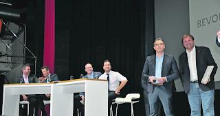 Siegerehrung. Vincent Bonvin (rechts), neben ihm Moderator Fr&eacute;d&eacute;ric Filippin. Im Hintergrund die Finalisten. Von links: Fabrice H&auml;nni (Louis Morand & Cie), Daniel Berchtold (HOOC AG), Stefan Welschen (Hotel Ambassador &ndash; Restaurant des Cheminots) und Alexandre Moulin (Ecole Ard&eacute;vaz). 
