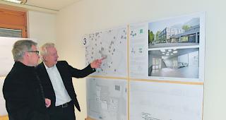&Uuml;berzeugend. Jurypr&auml;sident Anton Ruppen (links) und der Leuker Gemeindepr&auml;sident Martin L&ouml;tscher vor &laquo;rundherum&raquo;: Dieses Projekt f&uuml;r die Sustner Primarschulanlage &uuml;berzeugte.  
