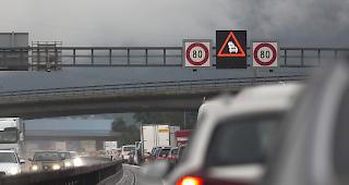 Der Unfall verursachte Stau auf der A5. (Symbolbild)