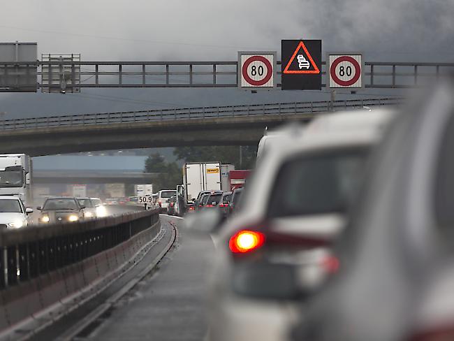 Der Unfall verursachte Stau auf der A1. (Symbolbild)