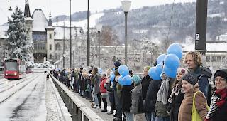 In Bern demonstrieren Teilnehmer von Unicef-Anl&auml;ssen f&uuml;r Kinderrechte. (Archiv)