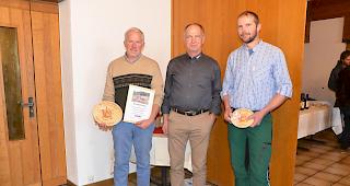 Ehrung. Verbandspr&auml;sident Beat Imhof freut sich mit den Z&uuml;chtern Marcel Heinen und Sepp Zurfluh &uuml;ber die hervorragenden Lebensleistungen deren Tiere (v.l.).