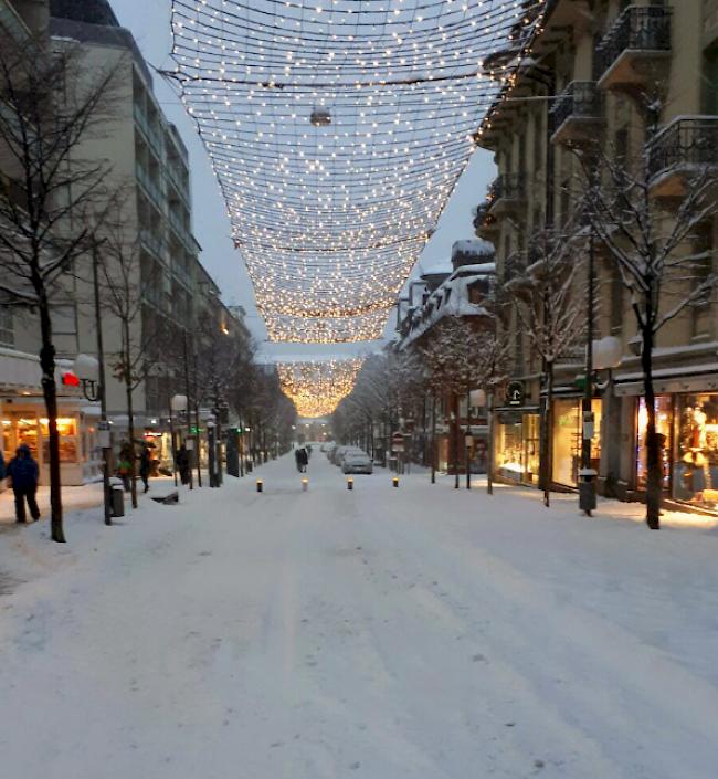 Schnee bedeckt. Hier die Briger Bahnhofstrasse. 