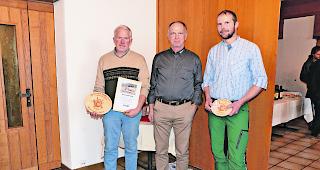 Anerkennung. Verbandspr&auml;sident Beat Imhof (Mitte) freut sich mit den Z&uuml;chtern Marcel Heinen (links) und Sepp Zurfluh &uuml;ber die hervorragenden Lebensleistungen von deren Tieren. 