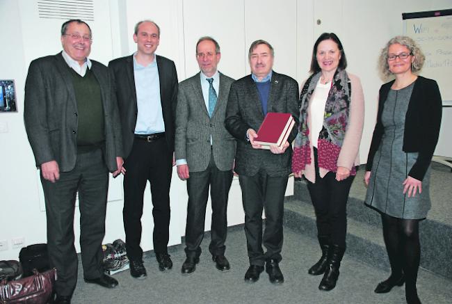 Vernissage. Dr. Gregor Zenhäusern (links neben Staatsrätin Esther Waeber-Kalbermatten) mit seinem Band «Die Rechtsquellen der Landvogtei Monthey». 