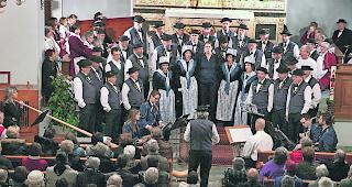 Feierstunde. Eine volkst&uuml;mliche Feierstunde war, was das sechste Stiftungskonzert Jodlerdorf Ausserberg bot. 