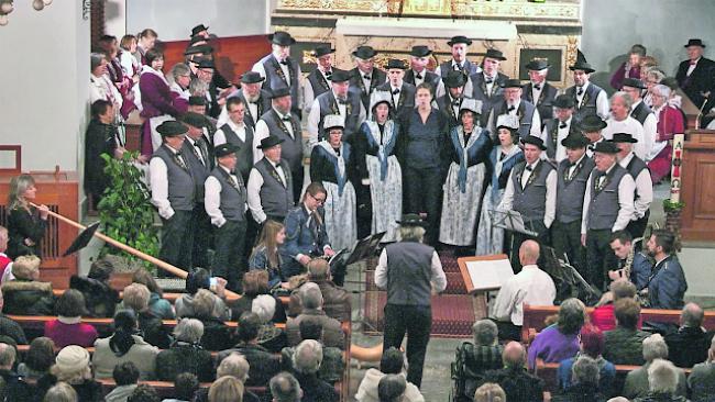 Feierstunde. Eine volkstümliche Feierstunde war, was das sechste Stiftungskonzert Jodlerdorf Ausserberg bot. 