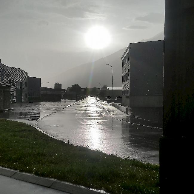 Das Bild zeigt den Sonnenuntergang nach einem heftigen Gewitter. Aufgenommen wurde das Bild in der Industriezone in Steg.