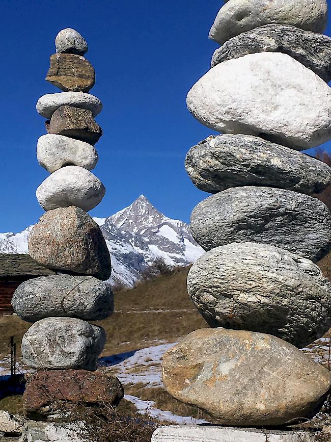 «Bietschhorn zwischen 2 Stein Männchen»