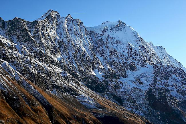 Die Lonzahörner und das Breithorn im Herbstoutfit (v.l.). Das Foto wurde im Herbst 2017 in der «Aana» im Lötschental aufgenommen.