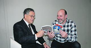 Freude am Jahrbuch. Verlagsleiter Rico Erpen (rechts) zeigt Dr. Alois Grichting, seit 15 Jahren Redaktor des Jahrbuches, die Ausgabe 2018. 