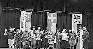 Vereidigung. Staatsrat Favre (rechts) und die neuen Walliser. 