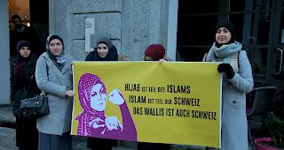 Vor dem Grossratssaal demonstrierten einige  Musliminnen gegen die SVP-Initiative.